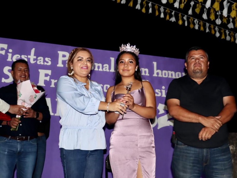Coronan a reina de las fiestas en Bucareli