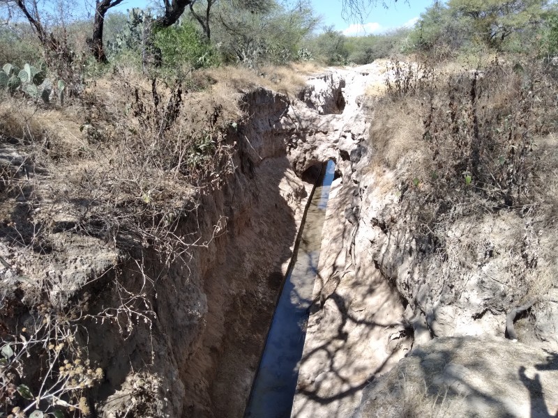 Corre agua limpia a escasos metros de tiradero incendiándose