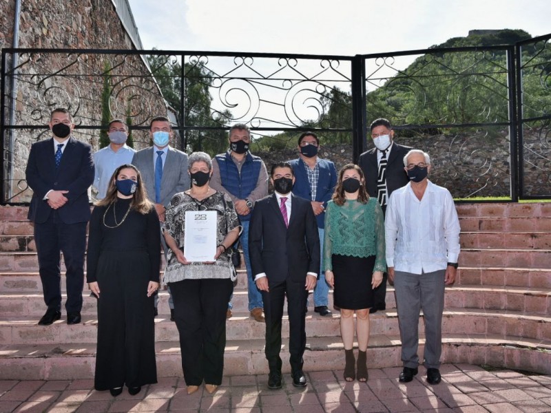 Corregidora entrega escrituras de terreno donado a la UAQ