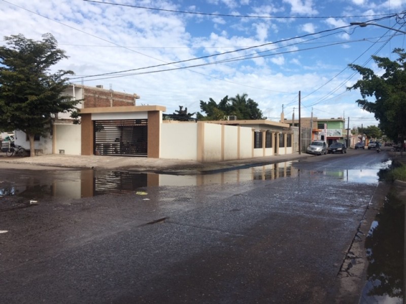 Corren aguas negras en calles de colonia Libertad