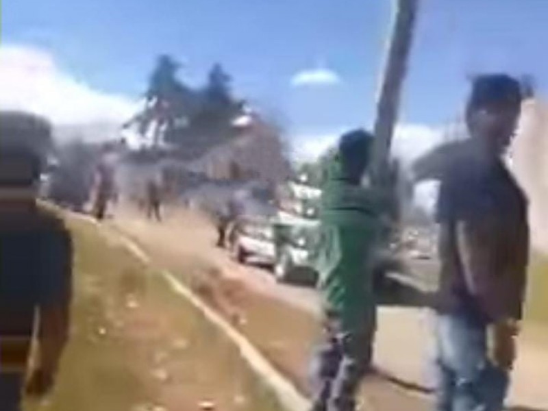 Corren pobladores a policías municipales de Nopalucan