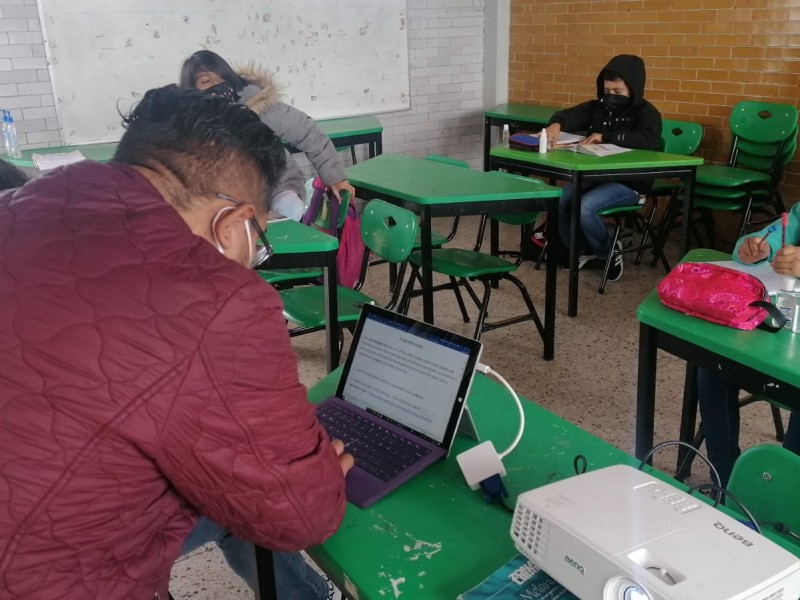 Correos y WhatsApp única opción para estudiantes sin clases presenciales