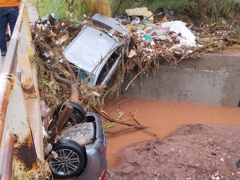 Corrientes arrastran diez vehículos y provocan severos destrozos en Las Palmas.