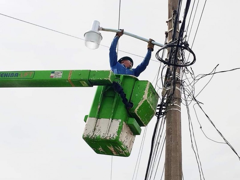 Corrige ayuntamiento capitalino 90% de luminarias en mal estado