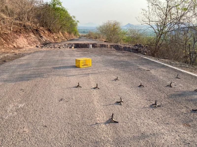 Cortan carretera y dejan poncha llantas en la Aguililla-Apatzingán