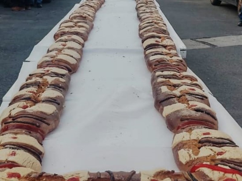 Cortan monumental rosca de reyes de 46 metros en Xalapa