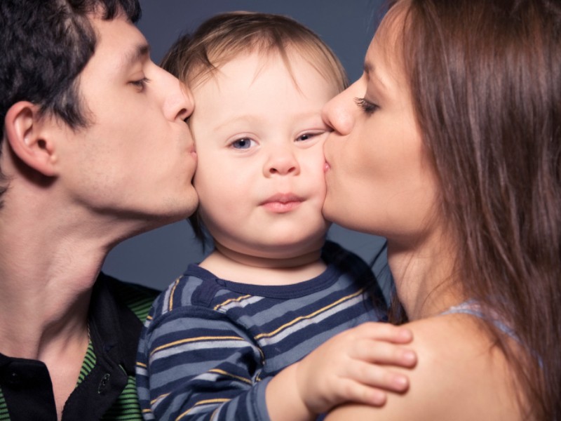 Corte pide igualar licencias por maternidad y paternidad