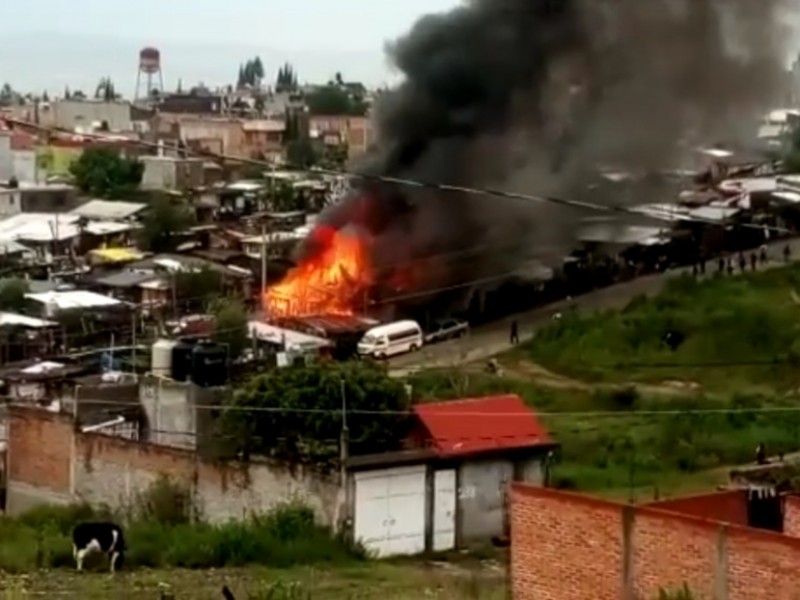 Corto circuito causa de incendio al sur de Morelia