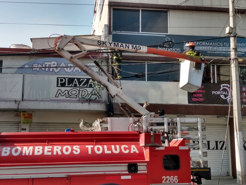 Corto circuito causa movilización en Toluca