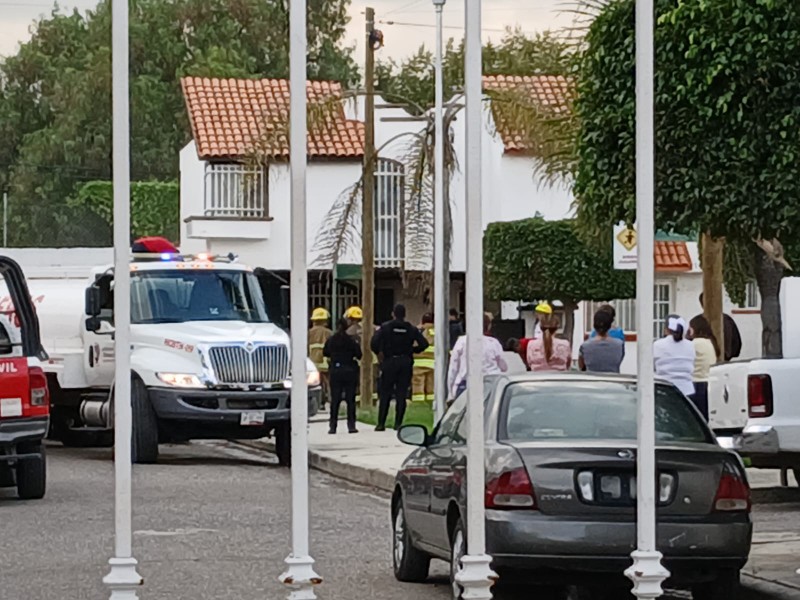 Corto circuito genera incendio en casa habitación