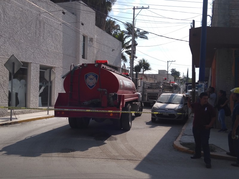 Corto circuito genera movimiento de bomberos