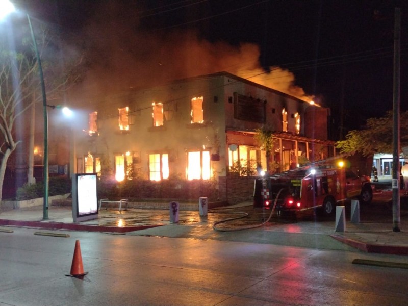 Corto circuito ocasionó incendio en restaurantes en Tuxtla Gutiérrez