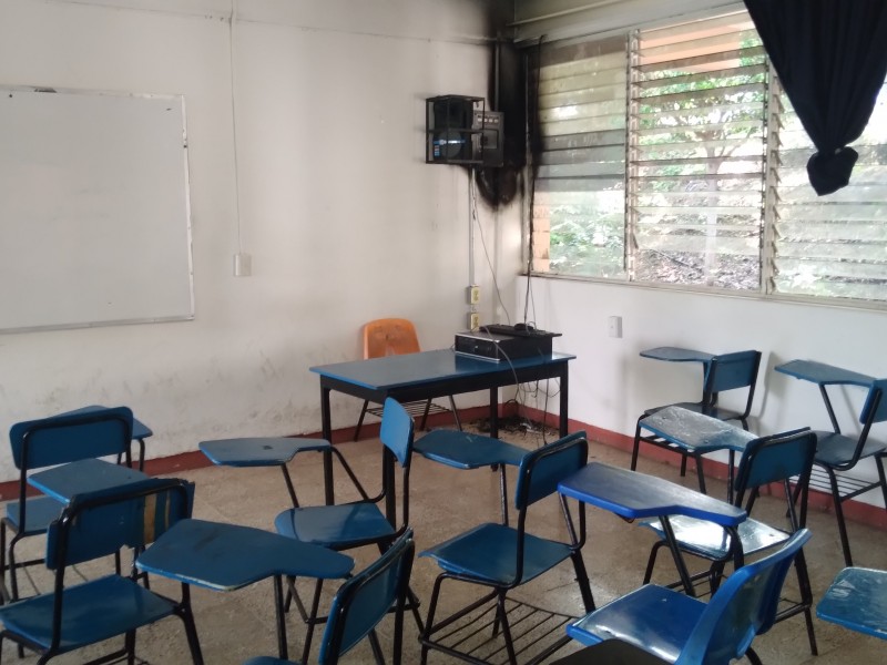 Evacuan a estudiantes de preparatoria por cortocircuito