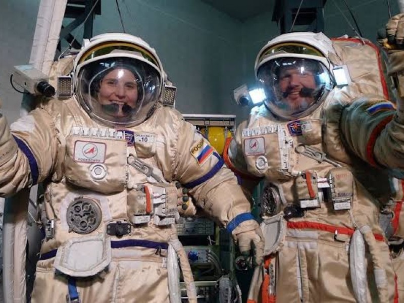 Cosmonauta ruso y una astronauta europea inician caminata espacial