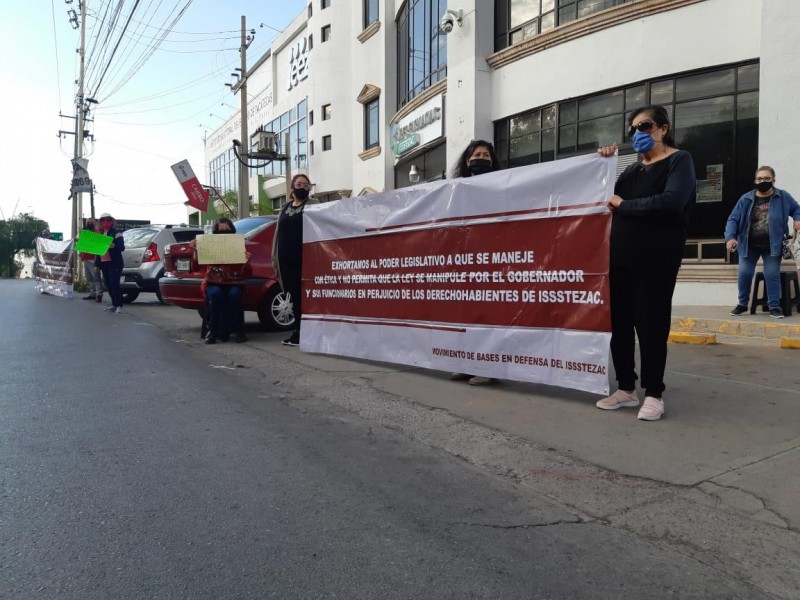 Cotizantes del Issstezac exigen transparencia dentro del Instituto tras irregularidades