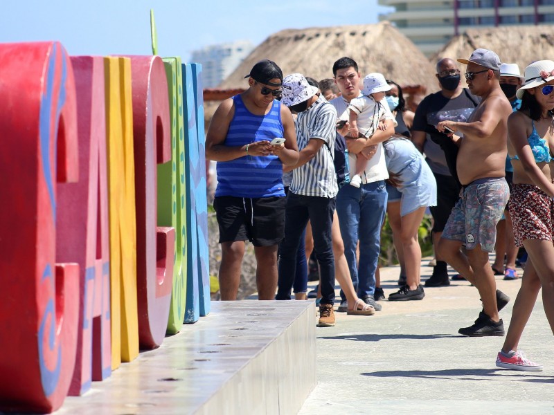 Graduados celebran en Cancún; 30 vuelven a Puebla con COVID