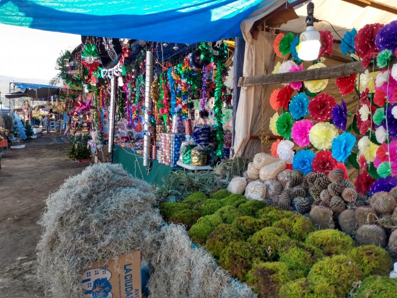 COVID y violencia provocan bajas ventas en tianguis navideño