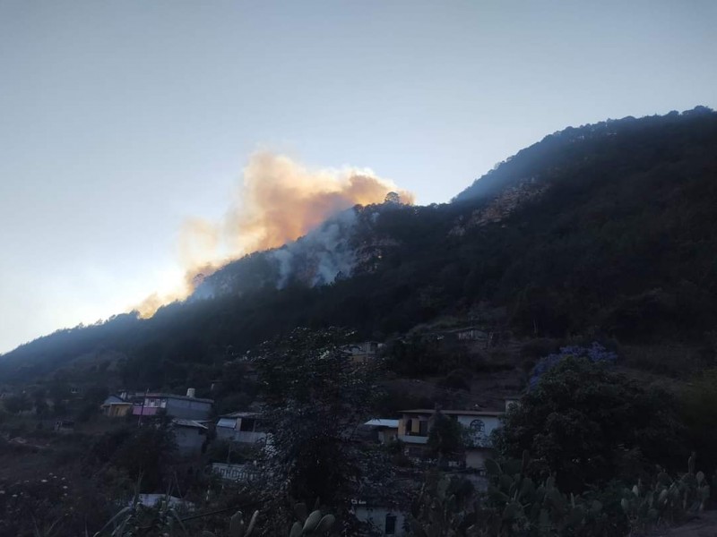 Coyomeapan: amanece aún con incendio y sin apoyo