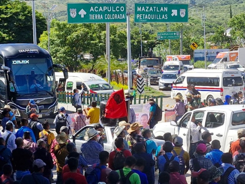CRAC bloquea Autopista del Sol; piden liberación de compañero