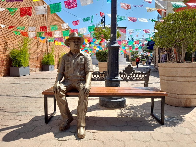 Crean escultura del escritor nogalense Óscar Monroy Rivera