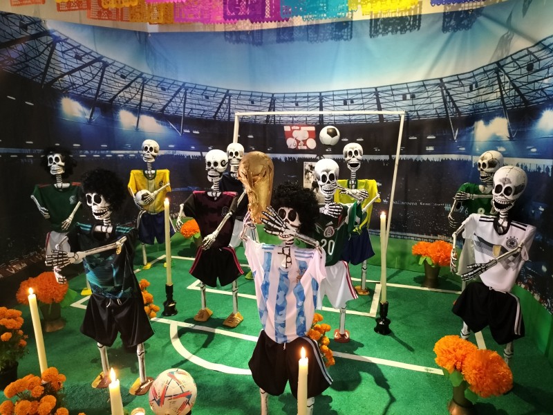Crean ofrenda en homenaje a futbolistas fallecidos en Puebla