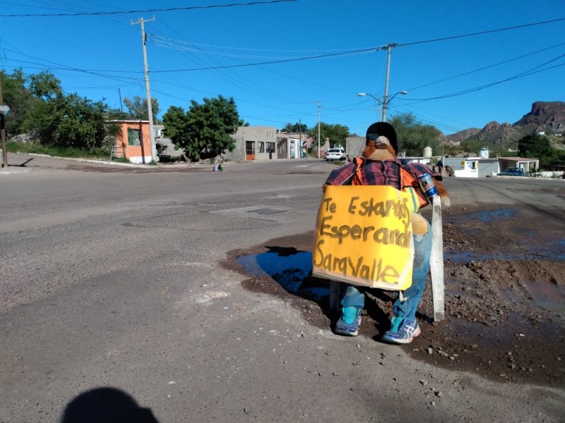 Crean personajes en manifestación por baches