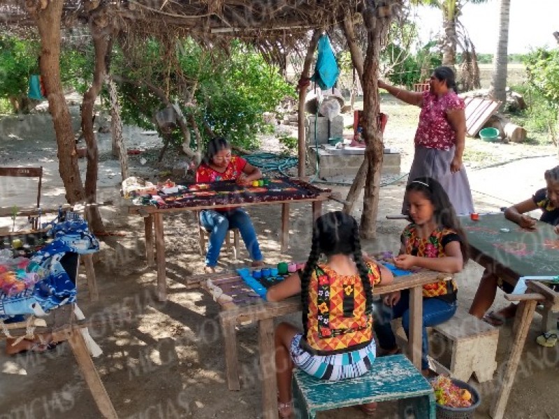 Crean taller de bordados a falta de clases presenciales