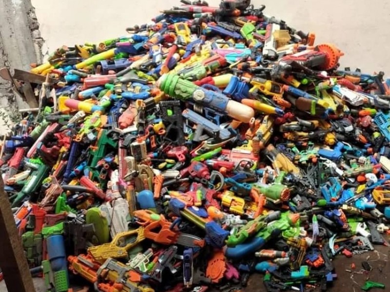 Crearán un mural con armas de juguetes entregadas por niños