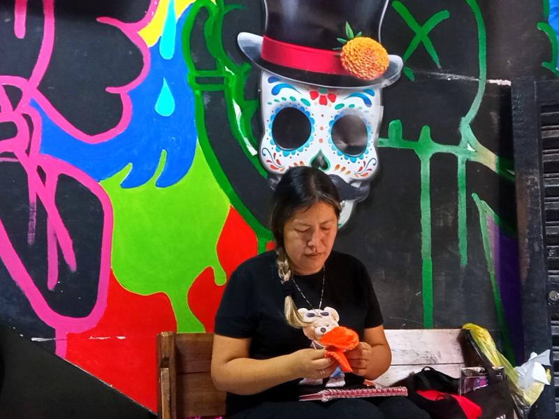 Creatividad y tradición impulsan venta de flores de papel en La Piedad