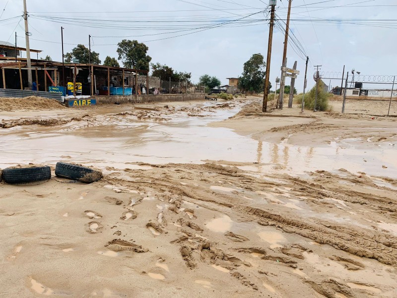 Crece arroyo en SLRC por lluvias