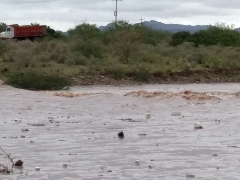 Crece arroyo y deja incomunicada parte de San José