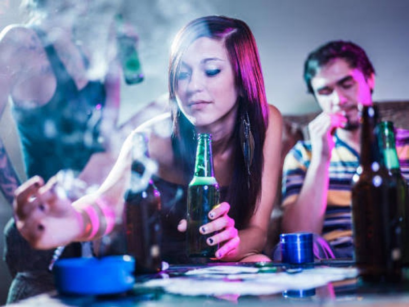 Crece cifra de alcoholismo en jóvenes, mujeres beben más
