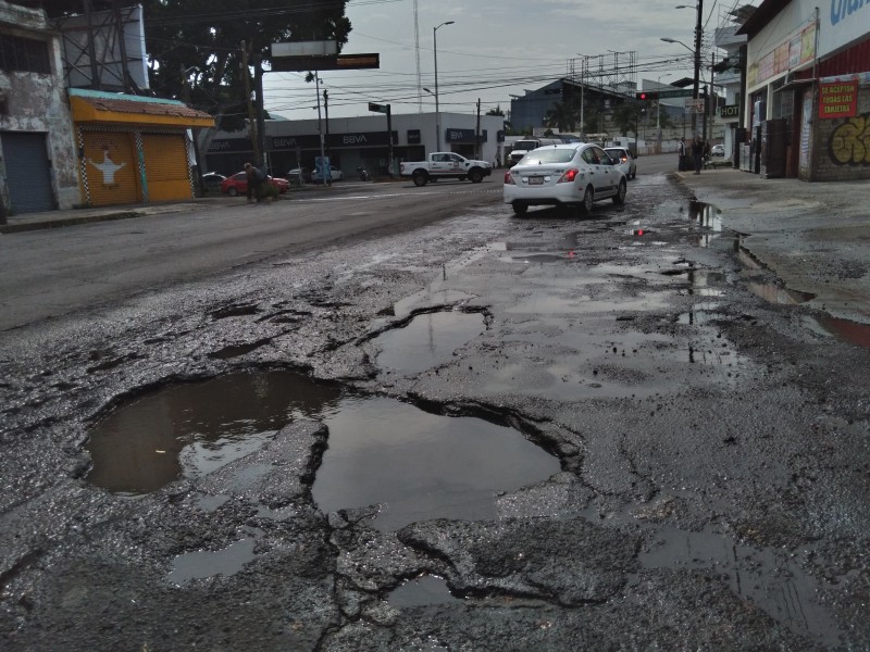 Crece el problema de baches en avenida Insurgentes