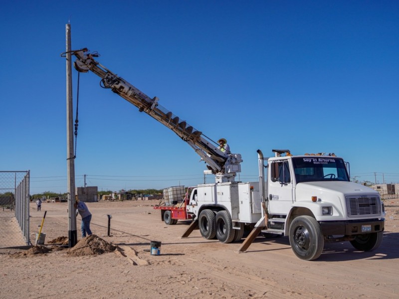 Crece electrificación en la colonia Topahue