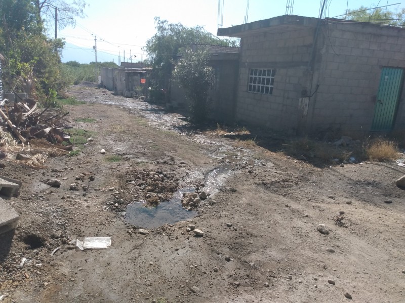 Crece fuga de agua en la colonia Maravillas