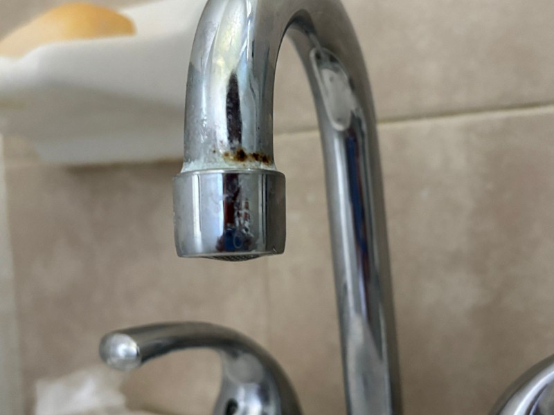 Crece indignación tras 24 horas sin agua potable en Los Mochis