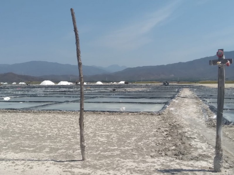 Crece interés de turistas por conocer las salinas de Cuyutlán