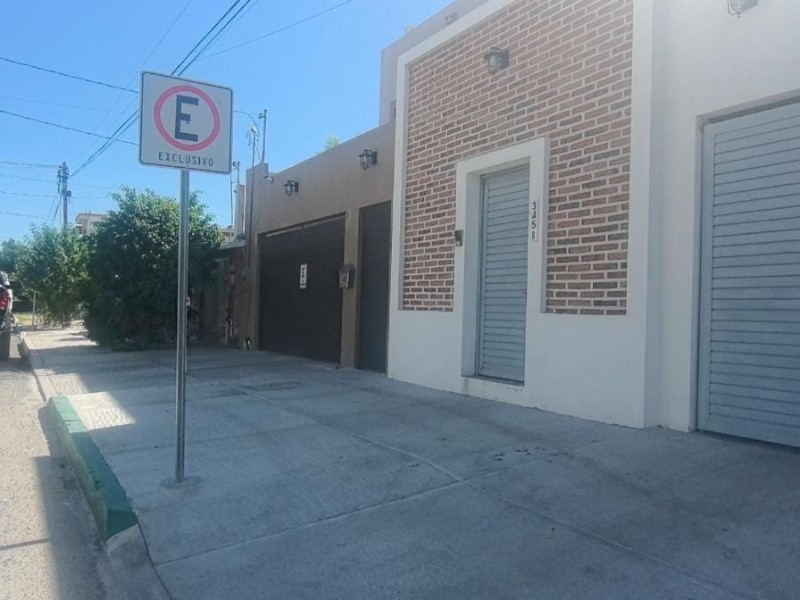 Crece la disputa por los estacionamientos exclusivos en La Paz