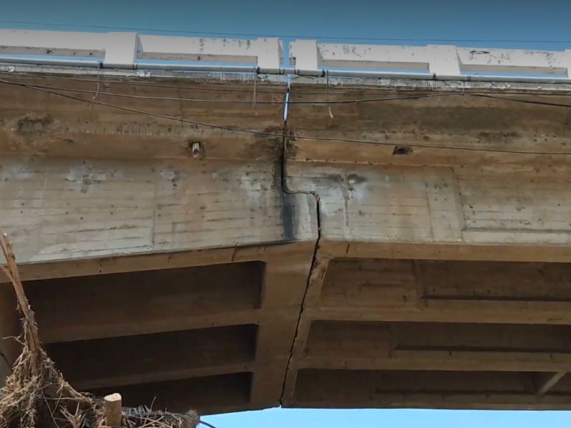 Crece riesgo de colapsar Puente vehicular de Petatlán: denuncian habitantes