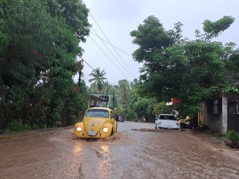 Crecen arroyos por lluvia y arrastra personas en Atoyac