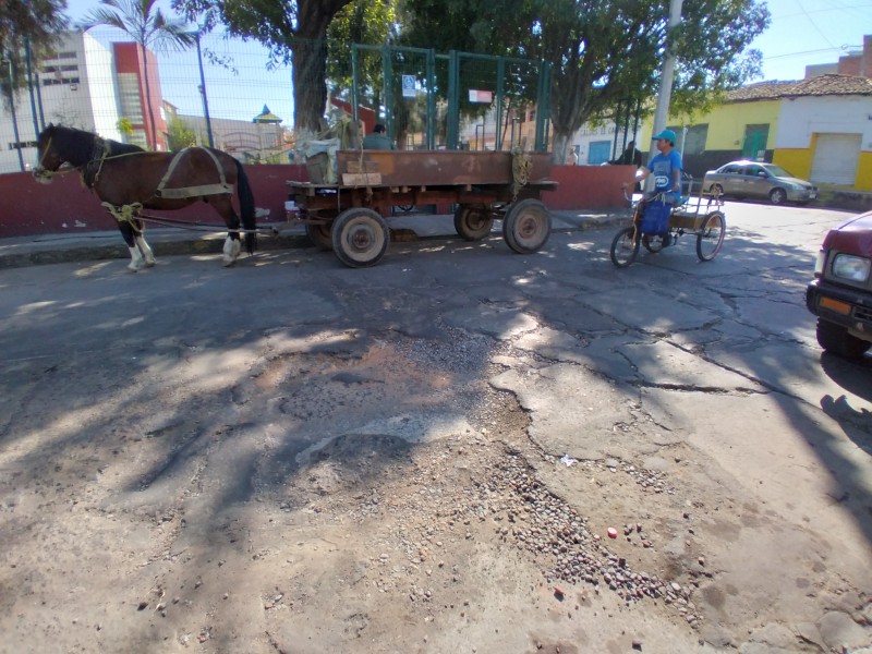 Crecen los baches en la periferia del mercado del Carmen