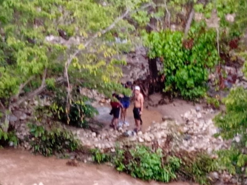 Crecida de arroyo deja atrapado a cuatro jóvenes en Tecpan