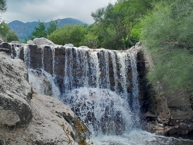 Crecida de arroyos reactiva el turismo local en Álamos