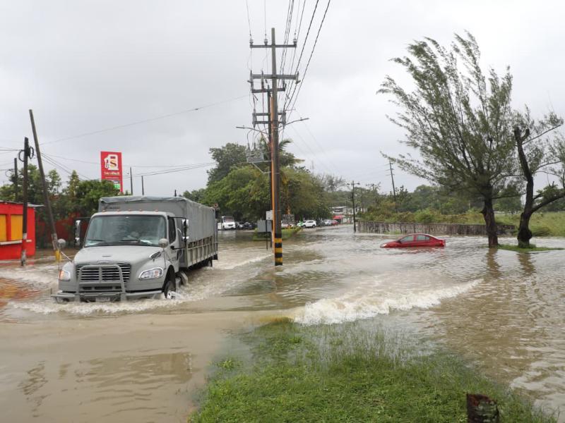 Mantienen evacuaciones por crecida de ríos