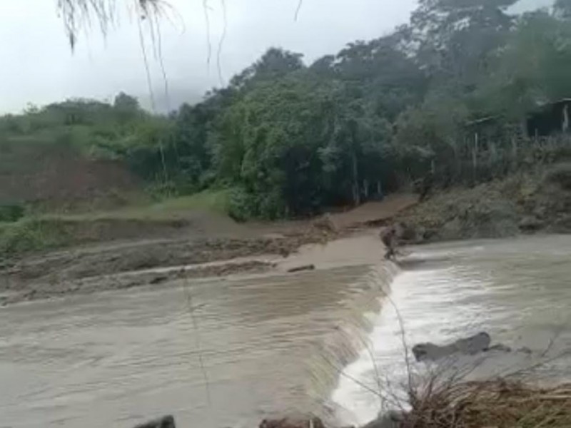 Creciente de arroyos incomunica habitantes en sierra de Zihuatanejo