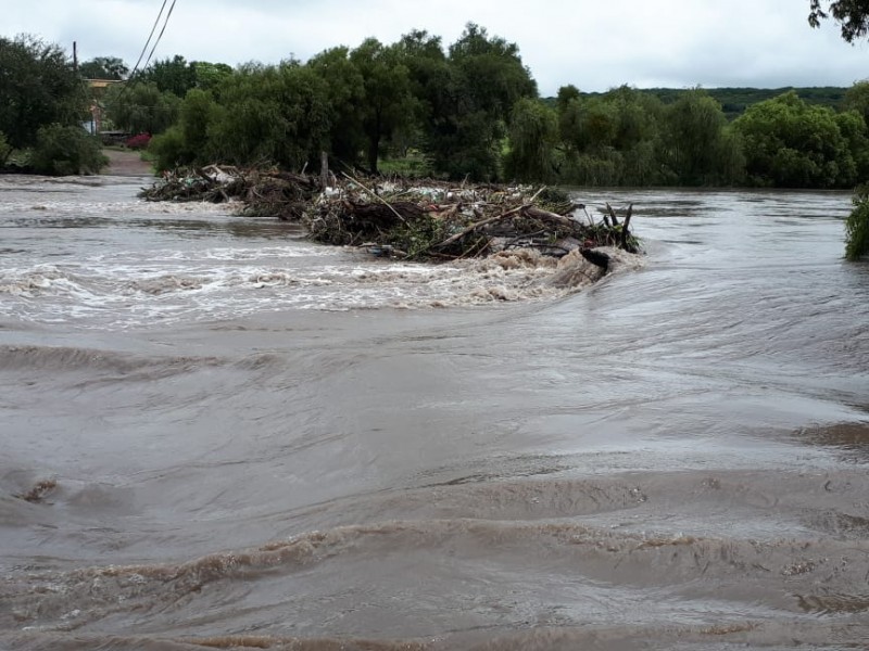 Creciente de río Lerma, bloquea puente entre comunidades