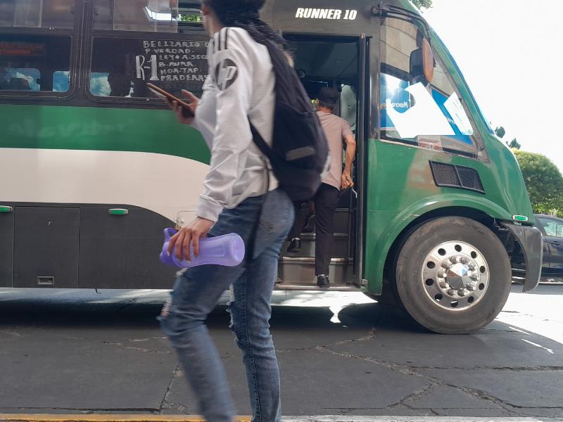 Credencializan a estudiantes foráneos para acceder a descuentos de transporte