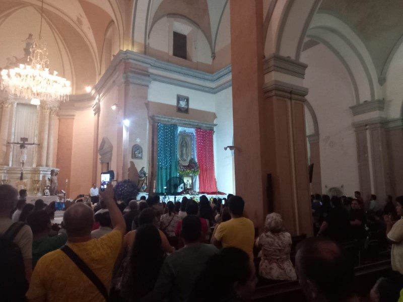 Creyentes acuden a las mañanitas de la virgen de Guadalupe