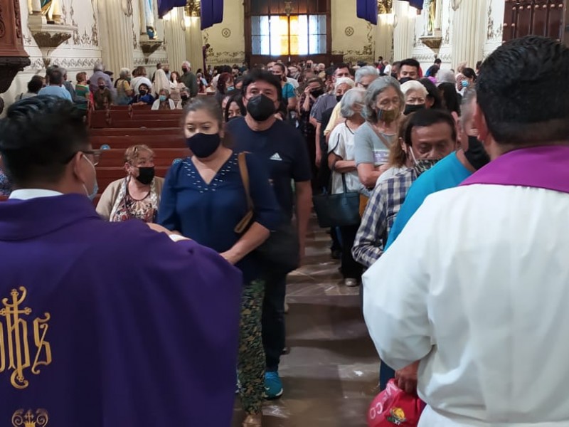 Creyentes acudieron a tomar ceniza a catedral