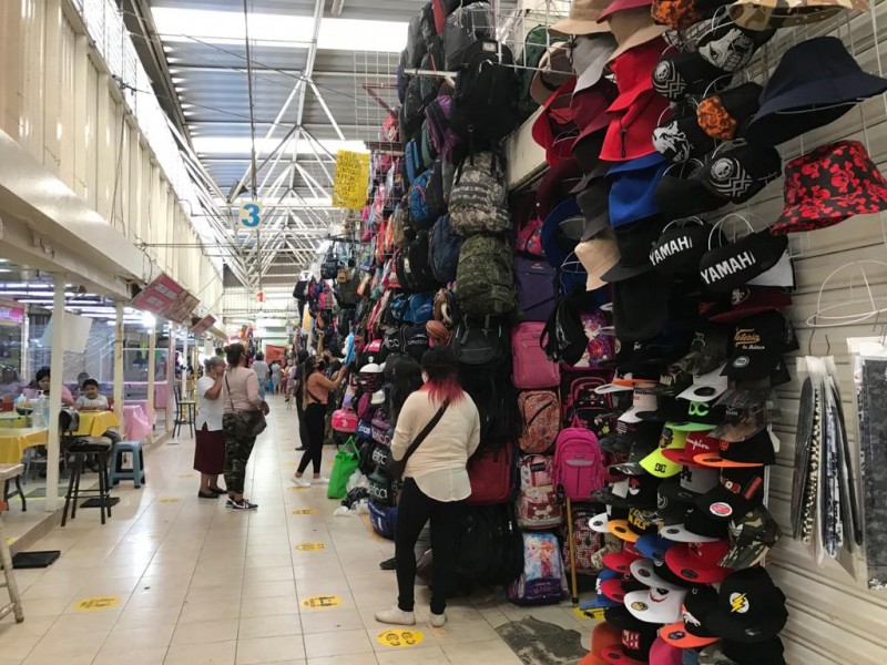 Crisis económica pega a vendedores de mochilas